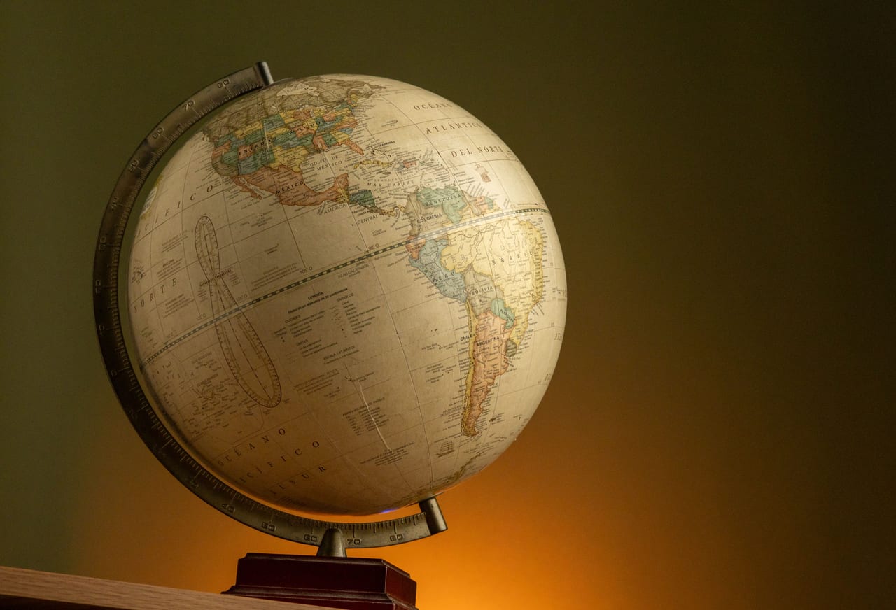 Globo terráqueo antiguo iluminado, con el continente americano de frente